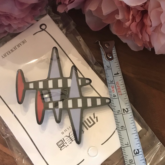 Single Engine Airplanes in Formation Brooch Lapel Pin - Picture 4 of 4